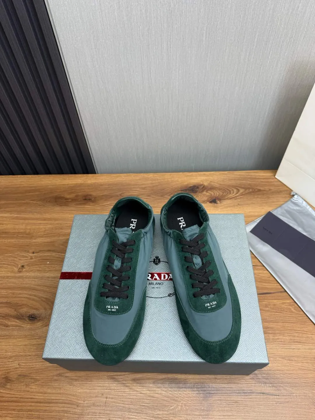 Men's Shoes💰500💰Men's PRADA 2025 Early Spring Collapse New Sports Shoes Moral Training Shoes Collapse's name comes from the fact that it can be easily put on and taken off with bare hands ~ The light and comfortable features create a more relaxed and casual look, and the side elastic design can be worn twice! Super comfortable catwalk sneakers, as thin and light as ballet slippers, as comfortable as sneakers, comfortable and super light on the feet. Fabric: frosted cowhide leather spliced ​​with nylon cloth, cowhide foot pads, men's size 38-45